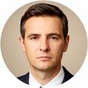 Porträt von Adonis Kada im formellen Kanzleiumfeld